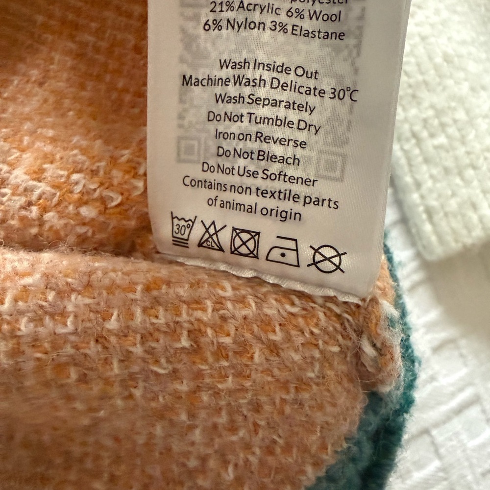 Elegant Mountain Landscape Sweater - Picture 4 of 7
